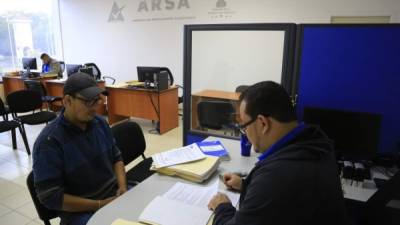 Un usuario de la Arsa es atendido en la nueva oficina en Plaza Santa Mónica Este. Foto: M. Cubas.