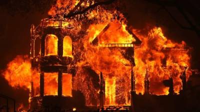 ST. HELENA, CALIFORNIA - SEPTEMBER 27: The Glass Mountain Inn burns as the Glass Fire moves through the area on September 27, 2020 in St. Helena, California. The fast moving Glass fire has burned over 1,000 acres and has destroyed homes. Much of Northern California is under a red flag warning for high fire danger through Monday evening. Justin Sullivan/Getty Images/AFP== FOR NEWSPAPERS, INTERNET, TELCOS & TELEVISION USE ONLY ==