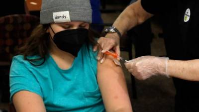 Dash Hunger, de 12 años, recibe la vacuna de Pfizer tras la aprobación de la inmunización de adolescentes en EEUU./AFP.