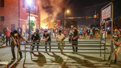 Los disturbios en Minneapolis se han intensificado. Foto: AFP