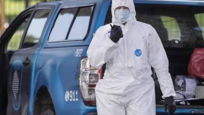 Miembros de la policía con trajes de protección contra el Covid-19 realizan controles en el quinto día de la cuarentena obligatoria, este martes, en Buenos Aires (Argentina). EFE/Juan Ignacio Roncoroni