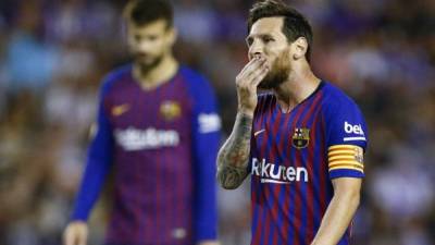 Barcelona's Argentinian forward Lionel Messi gestures during the Spanish league football match between Real Valladolid and FC Barcelona at the Jose Zorrilla Stadium in Valladolid on August 25, 2018. / AFP PHOTO / Benjamin CREMEL