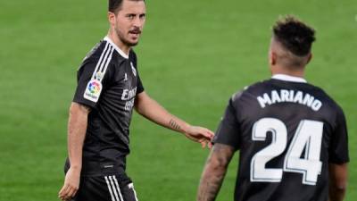 Real Madrid's Belgian forward Eden Hazard (L) speaks to Real Madrid's Dominican forward Mariano Diaz during the Spanish League football match between Villarreal and Real Madrid at La Ceramica stadium in Vila-real on November 21, 2020. (Photo by JOSE JORDAN / AFP)