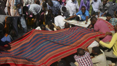 Vecinos del distrito Dharkenley en Mogadiscio, amigos y familiares asisten al entierro del periodista Mohamed Ibrahim Rageh en Mogadiscio (Somalia), asesinado el pasado mes de abril por varios hombres armados. EFE/Archivo