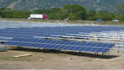 La energía generada a partir de páneles solares reduce la dependencia de los combustibles fósiles, pero los incentivos la convierten en una opción muy cara.