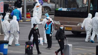 China afirma que el repunte de casos de coronavirus son 'importados' en viajeros que llegan de otros países./AFP.
