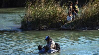 Un grupo de migrantes hondureños se lanzó este domingo al río Bravo con el objetivo de ingresar ilegalmente a Estados Unidos para acelerar sus trámites de solicitud de asilo en ese país luego de que el presidente Donald Trump declarara emergencia nacional el pasado viernes para construir el muro en la frontera.