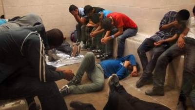 Los migrantes permanecen a la espera de poder cruzar a EEUU. Fotografía: EFE.