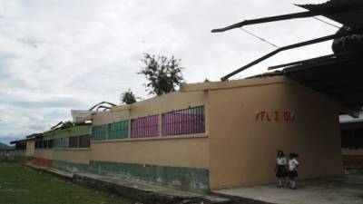 Daño. El fuerte viento se llevó una parte del techo de las cuatro aulas. Fotos: Amílcar Izaguirre.