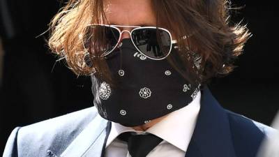 Johnny Depp llegó con mascarilla a la audiencia, que se celebró en Londres, Inglaterra. AFP