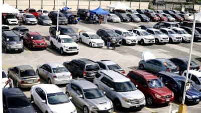 Camionetas y turismos se exponen en la feria. A. Izaguirre.