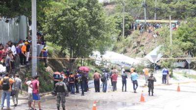 El avión cayó en un pequeño abismo y quedó partido en dos sobre una carretera.