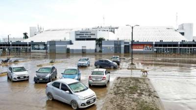 Unos 50 vehículos en el estacionamiento y en el área de renta de carros quedaron atrapados por la tormenta. El lodo está en toda la terminal aérea, al igual que en el bulevar de acceso. Foto: Franklin Muñoz