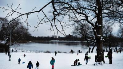 La primer tormenta invernal del año en los Estados Unidos cubrió de nieve varios estados, desde Mississippi a Maine, causando bajas temperaturas y caos en el transporte. Fotos AFP