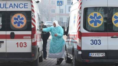 Un trabajador médico fuma entre ambulancias durante la llegada de los evacuados de China, golpeado por el coronavirus, en un aeropuerto de Kharkiv el 20 de febrero de 2020. El jueves, un avión que transportaba a 45 ucranianos y 27 extranjeros de la ciudad china de Wuhan, el epicentro de la muerte. brote de coronavirus, llegó a la ciudad oriental ucraniana de Járkov. / AFP.