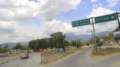 Una trocha en el bulevar está cerrada porque iniciaron la instalación de pilotes. El puente de la 27 calle estará listo el otro mes. Fotos: Melvin Cubas.