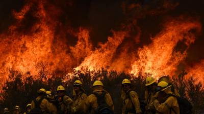Los bomberos luchan por controlar gigantescos incendios forestales en California y Oregon.
