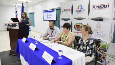 Marco Matute de Génesis-Funadeh y Nelly Gaekel de Conatel firman el convenio. Foto: Y. Amaya