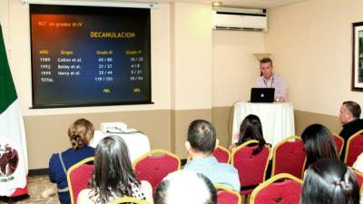 Jaime Penchyna, especialista en operaciones del tórax, expone sobre la estrechez de la tráquea en el primer taller del curso pediátrico inaugurado ayer en San Pedro Sula. Foto: Jorge Monzón