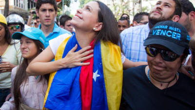 La líder opositora venezolana María Corina Machado (c) asiste a una concentración de manifestantes opositores al Gobierno de Nicolas Maduro en la plaza Brion, del sector Chacaito hoy, miércoles 26 de marzo de 2014, en Caracas (Venezuela).