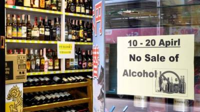 Cientos de personas han muerto por consumir alcohol adulterado tras creer erróneamente que puede matar el coronavirus./AFP.