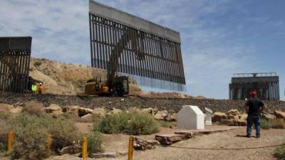 La construcción del muro avanza rápidamente en la frontera entre los estados de California, Arizona, Texas y México./AFP.