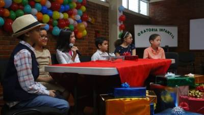 Los estudiantes José Diego Ramos, Emily Barrueto, Jimena Chávez, Maximus Sturgeon, María Fernanda Martínez y Manuel España en la mesa de discusión.