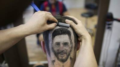 Mario Hvala tarda de 5 a 7 horas en realizar estos tatuajes capilares. Foto. AFP