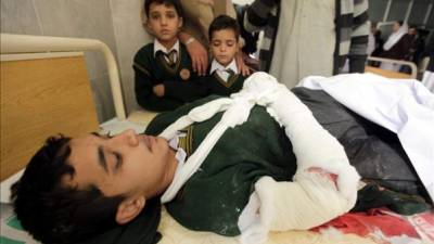 Un estudiante, herido en el ataque talibán, permanece ingresado en un hospital de Peshawar (Pakistán). EFE