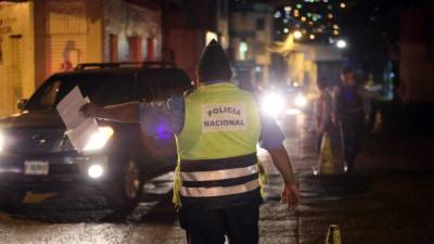 Operativos de transito de noche. Foto de archivo.