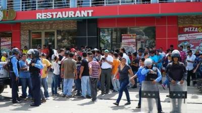 Los protestantes se instalaron en una acera en el centro de Villanueva para no perjudicar el tráfico.