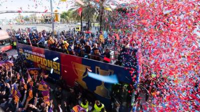 Miles de aficionados del FC Barcelona se lanzaron este lunes a las calles para celebrar con sus ídolos los títulos de Liga y Copa en una temporada empañada por la sorprendente caída en Champions contra la Roma. FTOS AFP