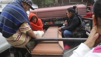 Los cadáveres fueron retirados ayer de la morgue.