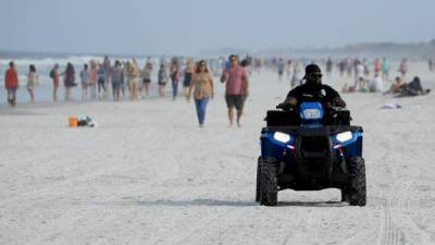 Miles de personas abarrotaron las playas de Jacksonville durante el fin de semana luego de que se levantaran las medidas de confinamiento./AFP.