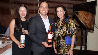 Maricel Morales; Joe Cabassa, embajador de la marca The Macallan, y Carolina Handal de Canahuati