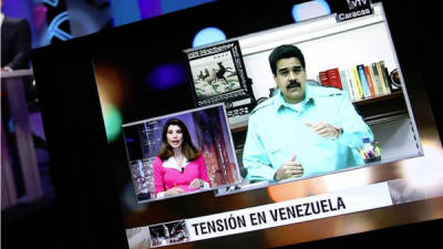 Imagen de una pantalla en el programa de Cala donde sale la periodista de CNN en Español, Patricia Janiot en la otra imagen el presidente de Venezuela, Nicolás Maduro.