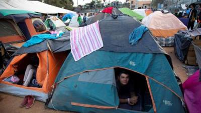 Unos 6,062 inmigrantes (3,877 hombres, 1,127 mujeres, 542 niños y 516 niñas) esperan su turno en un albergue instalado en Tijuana. Foto: EFE