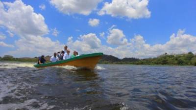 Autoridades municipales realizaron hoy recorrido en lanchas en la laguna Jucutuma.