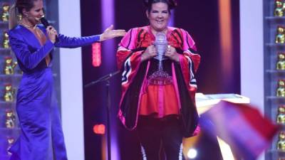 La cantante israelí Netta recibe el trofeo del primer lugar del Festival de la Canción de Eurovisión./ Foto AFP/ Francisco LEONG.