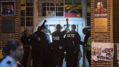 La tensión aumenta en un acomodado barrio de Washington DC, donde ayer la policía comenzó un operativo para desalojar la embajada de Venezuela, tomada desde hace varias semanas por activistas estadounidenses que se oponen a la entrada de la delegación del líder opositor Juan Guaidó.