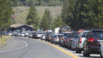 Largas colas de vehículos han abarrotado las carreteras del interior de los Estados Unidos.