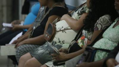 Mujeres embarazadas deben usar camisa manga larga y repelente para prevenir el zika.