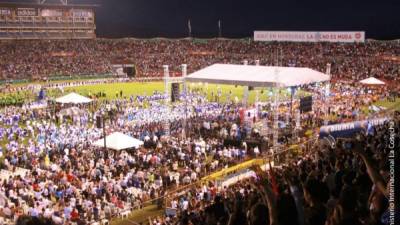 En las fotos de archivo (superiores) se aprecia el lleno total del estadio Olímpico en 2013 para la primera edición del evento.