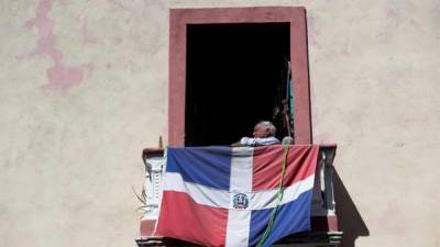 La República Dominicana se encuentra en estado de emergencia desde el pasado jueves, el Gobierno ha decretado el cierre de fronteras y ha impuesto un toque de queda de 8.00 de la noche a 6.00 de la mañana desde el pasado viernes. EFE/Orlando Barría