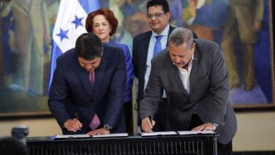 El presidente Juan Orlando Hernández encabezó la firma del convenio con la firma McKinsey.