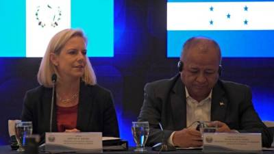 La seceretaria de Seguridad Nacional de Estados Unidos, Kirstjen Nielsen, junto al ministro de Seguridad de Honduras, Julián Pacheco. AFP