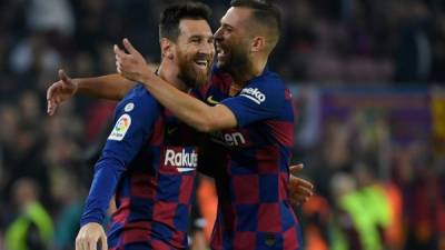 Lionel Messi fue felicitado por Jordi Alba tras anotar un golazo de Tiro libre. Foto AFP.