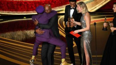 Spike Lee se emocionó al momento de subir a recoger el premio a mejor guión adaptado por Infiltrado en el KKKlan. El cineasta saltó a los brazos de Samuel L. Jackson, quien le entregó la estatuilla.