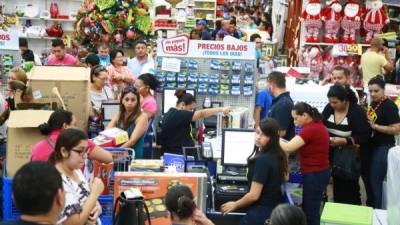 Filas interminables de sampedranos y personas de otros municipios se formaron ayer en las tiendas y los almacenes de la ciudad, sobre todo en los centros comerciales.