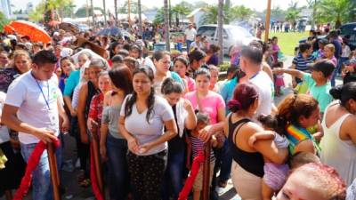 Largas filas se formaron desde tempranas horas en Expocentro.